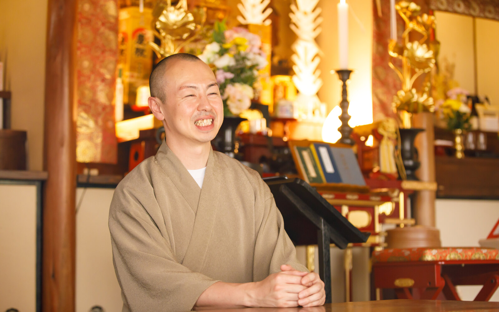 本堂で相談を受ける法伝寺住職